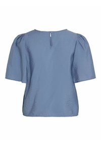 Blouse bleu, texturée, avec de courtes manches bouffantes et un col rond. Possède une fermeture à boutons dans le dos et une silhouette décontractée.