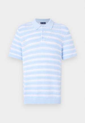 Hellblaues Poloshirt mit kurzen Ärmeln, das horizontale Streifen und ein strukturiertes Muster aufweist. Mit Knopfleiste und geribbtem Kragen.