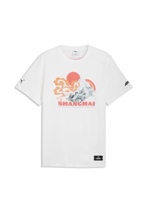 Weißes Puma-T-Shirt mit einer illustrierten Formel-1-Autor, orangefarbenen Wolken, roter Sonne und dem Text "Shanghai Formel 1 Großer Preis von China 2022."