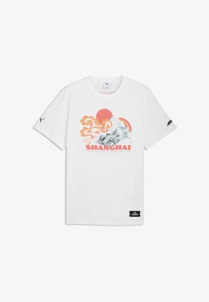 Weißes Puma-T-Shirt mit einer illustrierten Formel-1-Autor, orangefarbenen Wolken, roter Sonne und dem Text "Shanghai Formel 1 Großer Preis von China 2022."