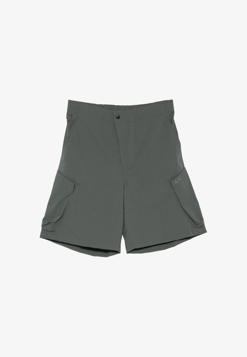 Pantaloncini cargo grigio scuro con bottone frontale, tasche laterali e piccolo dettaglio ad anello vicino alla vita su sfondo bianco.
