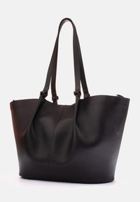 Czarna skórzana torba tote z dwoma długimi uchwytami, przestronnym otwartym wnętrzem i gładką fakturą. Charakteryzuje się minimalistycznym designem bez widocznych elementów metalowych.