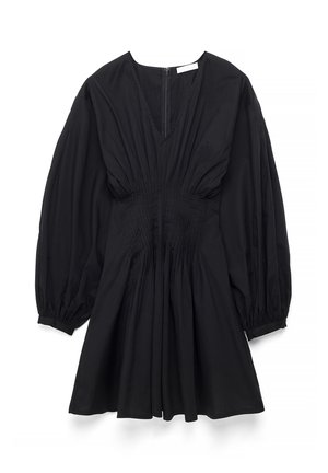 Vestido negro de manga larga con escote en V, cintura fruncida, mangas abullonadas y cierre de cremallera en la parte trasera, colocado sobre un fondo blanco.
