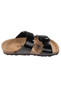 Sandal in vernice nera con due cinturini regolabili a fibbia. Sottopiede in sughero con superficie testurizzata, suola in gomma per grip e durata.