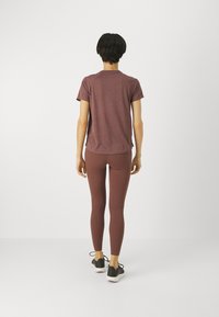 New Balance ATHLETICS - T-shirt desportiva - licorice heather