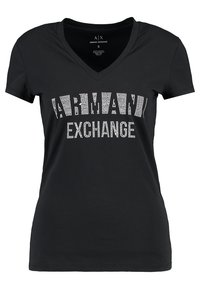 Czarna bawełniana koszulka z dekoltem w kształcie V. Posiada graficzny nadruk "ARMANI EXCHANGE" na przodzie, zdobiony kryształkami, co dodaje tekstury i blasku.