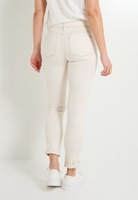 Grain de Malice RACCOURCI HANOI - Vaqueros slim fit - sable