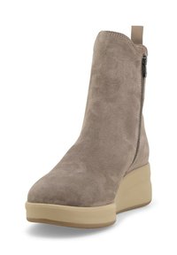 Stivale alla caviglia in suede beige con punta rotonda, zip laterale e tacco a cuneo. Texture liscia e design minimalista.