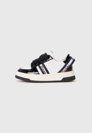 Baskets noires et blanches avec des accents en cuir verni, des lacets texturés et une sangle avec logo. Comprend une semelle épaisse avec un motif en caoutchouc.