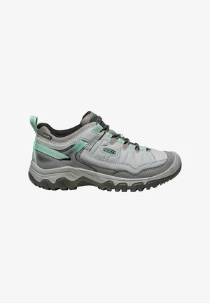 Scarpe da trekking grigie e verde menta con tomaia testurizzata, chiusura con lacci, colletto imbottito e suola in gomma resistente per una migliore aderenza.