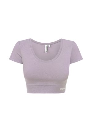 Lavandas krāsas topiņš ar īsām piedurknēm, izgatavots no mīkstas, elastīgas auduma. Satur diskrētu logo akcentu uz apakšmalas. Apaļa kakla izgriezums.