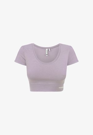 Top corto in lavanda con maniche corte, realizzato in tessuto morbido ed elastico. Presenta un leggero logo sul bordo. Scollo rotondo.