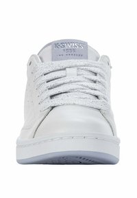 Sneakers bianchi in pelle con accenti argentati, caratterizzati da lati perforati, lacci piatti, punta rotonda e suola in gomma testurizzata.