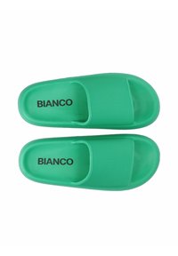 Gröna gummisandaler med en strukturerad yta. Har öppen tå och en bred rem. Varumärket "BIANCO" tryckt på innersulan.