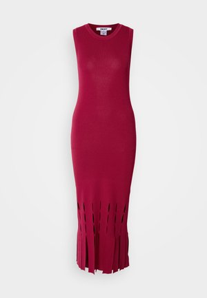Rochie lungă, fără mâneci, confecționată dintr-un material tricotat cu fante, de culoare roz închis, având un design cu franjuri la tiv și detalii decupate.