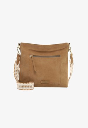 Sac à bandoulière en daim marron avec poche zippée à l'avant et bandoulière tissée amovible au motif à carreaux blanc et beige.