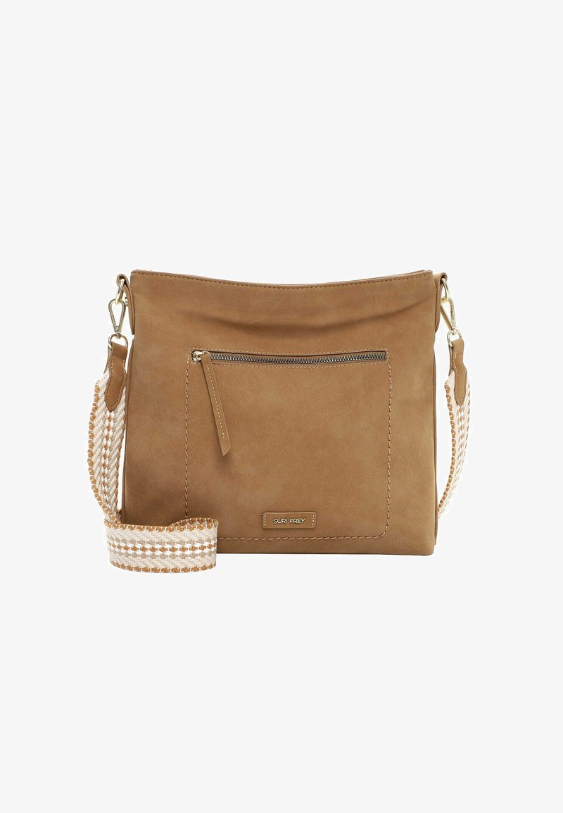 Bolso bandolera de ante marrón con bolsillo frontal con cremallera y correa tejida desmontable en patrón de cuadros blanco y beige.