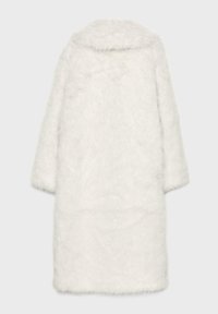 Cappotto in ecopelliccia bianca con una texture morbida e soffice, dotato di colletto e maniche a tre quarti. Design semplice, lunghezza al ginocchio.