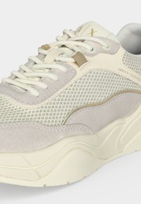 Λευκό και μπεζ παπούτσι Armani Exchange με πάνελ από δίχτυ και σουέντ, παχιά σόλα και λευκά κορδόνια.