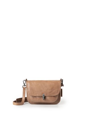 Kleine lichtbruine leren crossbodytas met voorflap, metalen gesp en verstelbare schouderriem tegen een witte achtergrond.