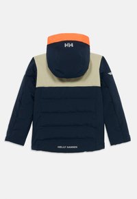 Veste isolante bleu marine avec une section supérieure beige contrastante et une capuche orange vif. Présente un logo au dos et un design rembourré.