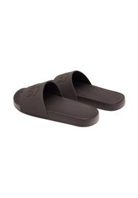 Czarne gumowe klapki z dwoma szerokimi paskami, teksturowaną wkładką oraz subtelnym logo marki wytłoczonym na górnym pasku.