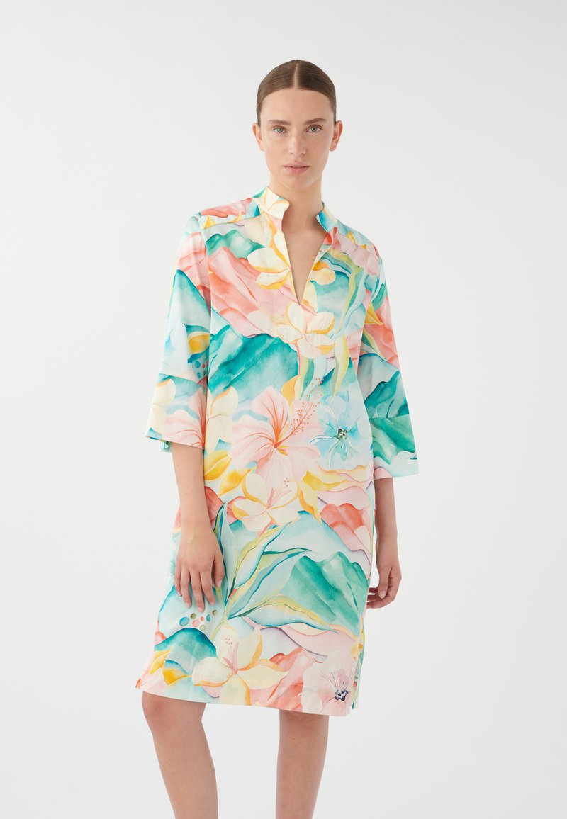 Robe florale colorée avec un décolleté en V profond, des manches trois-quarts et une coupe ample, fabriquée à partir d'un tissu léger au toucher doux.