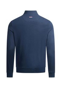 Marineblaues Sweatshirt mit langen Ärmeln, gerippten Bündchen und Saum, zeigt die Rückseite mit einem kleinen roten, weißen und blauen rechteckigen Etikett unter dem Kragen.