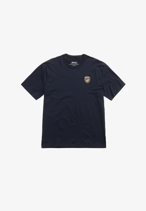 T-shirt blu navy a maniche corte con scollo rotondo e piccolo distintivo Blauer Police Academy sul petto sinistro.
