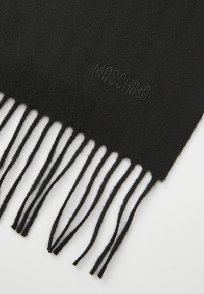 Svart ullsjal med frynser og en preget "Moschino"-logo. Myk tekstur med et stilrent design.
