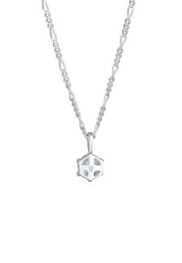 Sølv halskæde med et stjerneformet vedhæng, der har fire lyse sten indsat i en poleret overflade. Kæden har et snoet design.