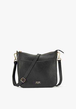 Czarna skórzana torba na ramię z teksturowanym wykończeniem, złotymi akcentami, przednią kieszenią oraz regulowanym paskiem do uniwersalnego noszenia.