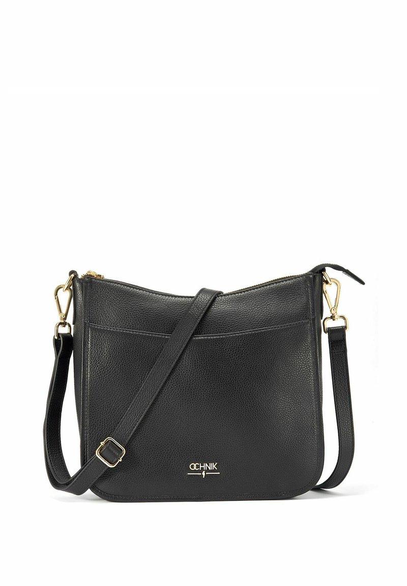 Czarna skórzana torba na ramię z teksturowanym wykończeniem, złotymi akcentami, przednią kieszenią oraz regulowanym paskiem do uniwersalnego noszenia.
