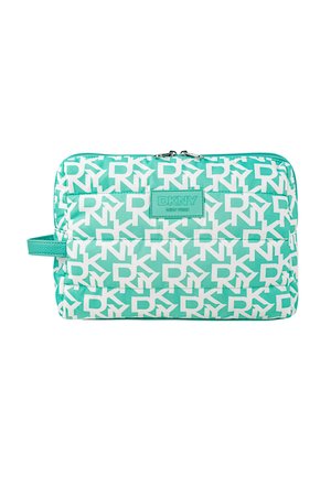 Bolsa DKNY en color azul verdoso con un patrón repetitivo de logo blanco, acolchada, con cierre de cremallera y asa lateral para un fácil transporte.