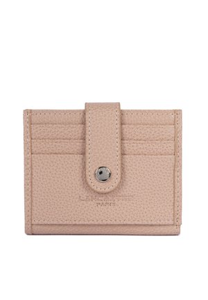 Porte-cartes en cuir beige texturé avec six emplacements, une fermeture à bouton-pression avec sangle, et un logo "Lancaster Paris" embossé à l'avant.