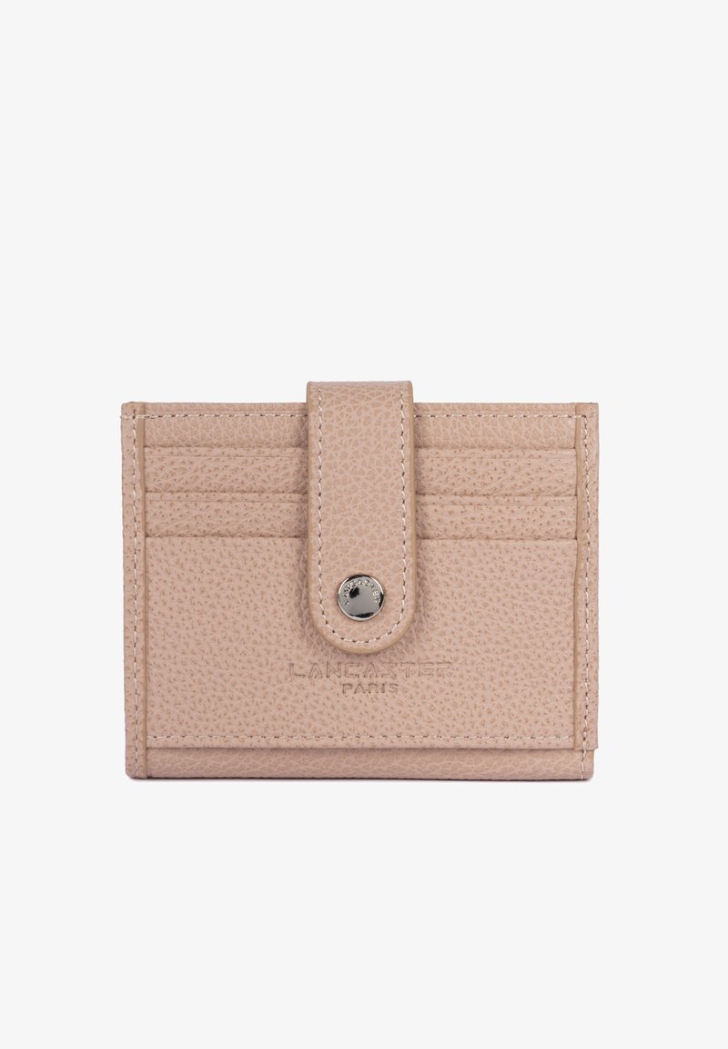Porte-cartes en cuir beige texturé avec six emplacements, une fermeture à bouton-pression avec sangle, et un logo "Lancaster Paris" embossé à l'avant.