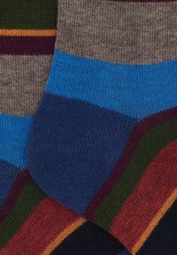 Calzini multicolori con righe verticali blu, verde, bordeaux e arancione, realizzati in un morbido tessuto texturizzato e con polsino a coste.