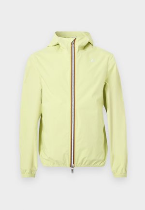 Světle zelená bunda s kapucí, celopropínacím zipem s vícejbarevným lemováním, elastickými manžetami a malým logem na hrudi.