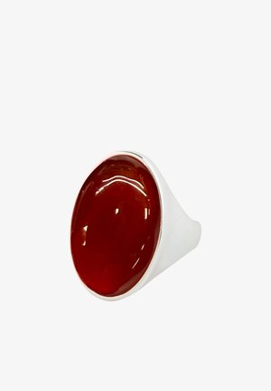 Anillo de plata con una gran piedra preciosa ovalada, lisa y de color rojo oscuro, montada en una banda simple sobre un fondo blanco.