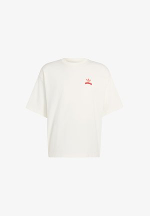 Witte Adidas T-shirt met korte mouwen en een klein rood logo op de linkerborst, met het klassieke trefoil ontwerp.