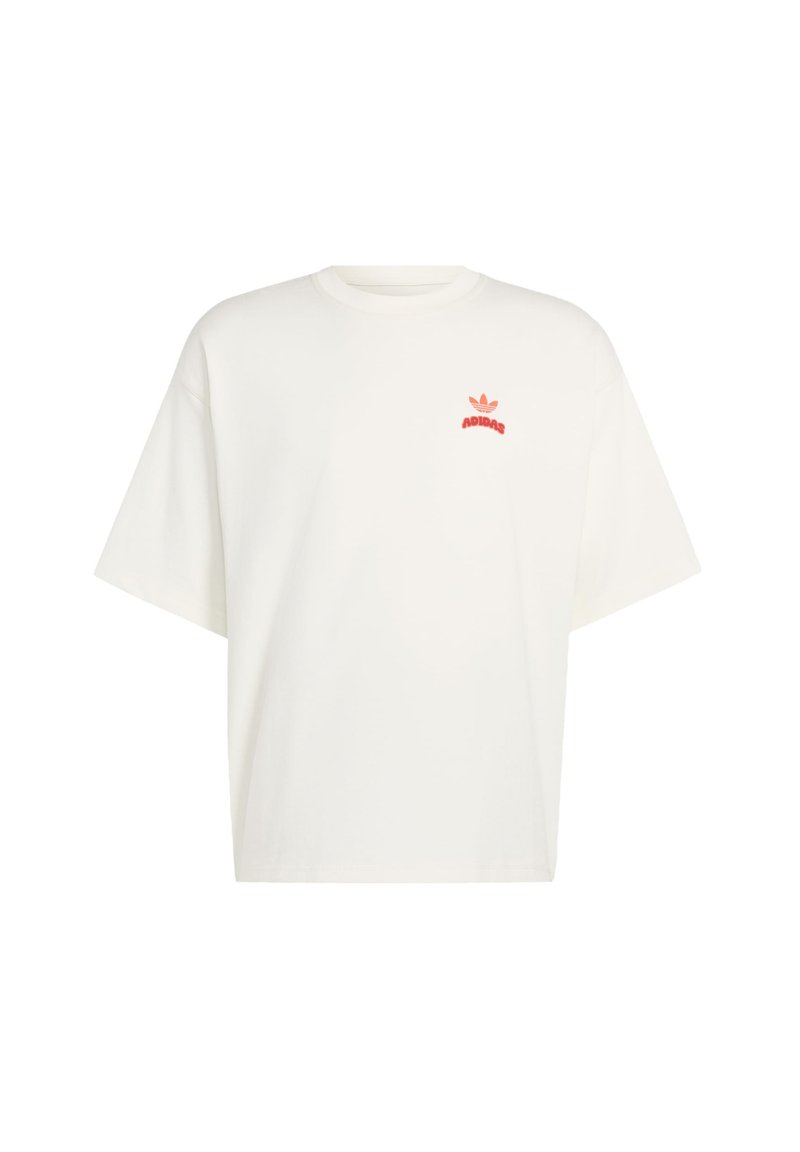 Weißes Adidas T-Shirt mit kurzen Ärmeln und kleinem rotem Logo auf der linken oberen Brust, mit dem klassischen Trefoil-Design.
