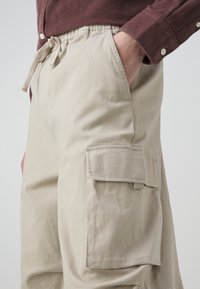 Only & Sons ONSKAZI LOOSE PARACHUTE PANT - Pantalones cargo - chinchilla