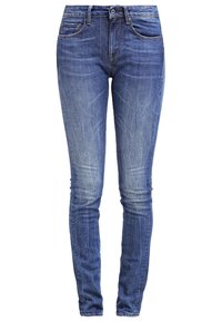Skórzane jeansy slim fit wykonane z denimu, w średnim niebieskim odcieniu z delikatnym przetarciem. Szczegóły obejmują przednie kieszenie oraz klasyczne zapięcie na guzik i zamek.