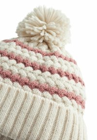 Gebreide beanie in crème met roze strepen en een fluffy pom-pom bovenop. Ribgebreid aan de onderkant, met een chunky haakwerk ontwerp.