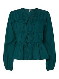 Blusa lunga color teal con maniche lunghe e scollatura a V, caratterizzata da dettagli arricciati e una vita con cordoncino. Tessuto strutturato con orlo a peplo.