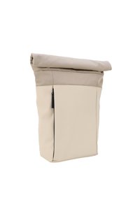 Beige rolovací batoh s texturovaným horním dílem a hladkým spodním dílem, vybavený bočním zipem a minimalistickým designem.