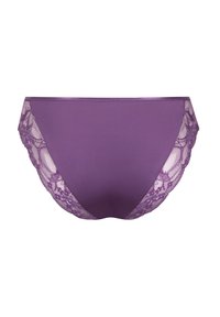 Paarse lingerie met een glad lichaam en kanten zijkanten, versierd met bloemenpatronen. De tailleband is afgewerkt met een bijpassende paarse satijnen elastiek.