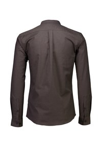 Koszula z długim rękawem w ciemnobrązowym materiale, z klasycznym kołnierzykiem, mankietami na guziki i dopasowanym krojem, z tylnym juketem i subtelną teksturą.