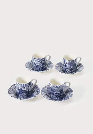 Set di quattro tazze da caffè in porcellana con piattini abbinati. Motivi floreali intricati in blu e bianco. Forma rotonda con manici curvi.