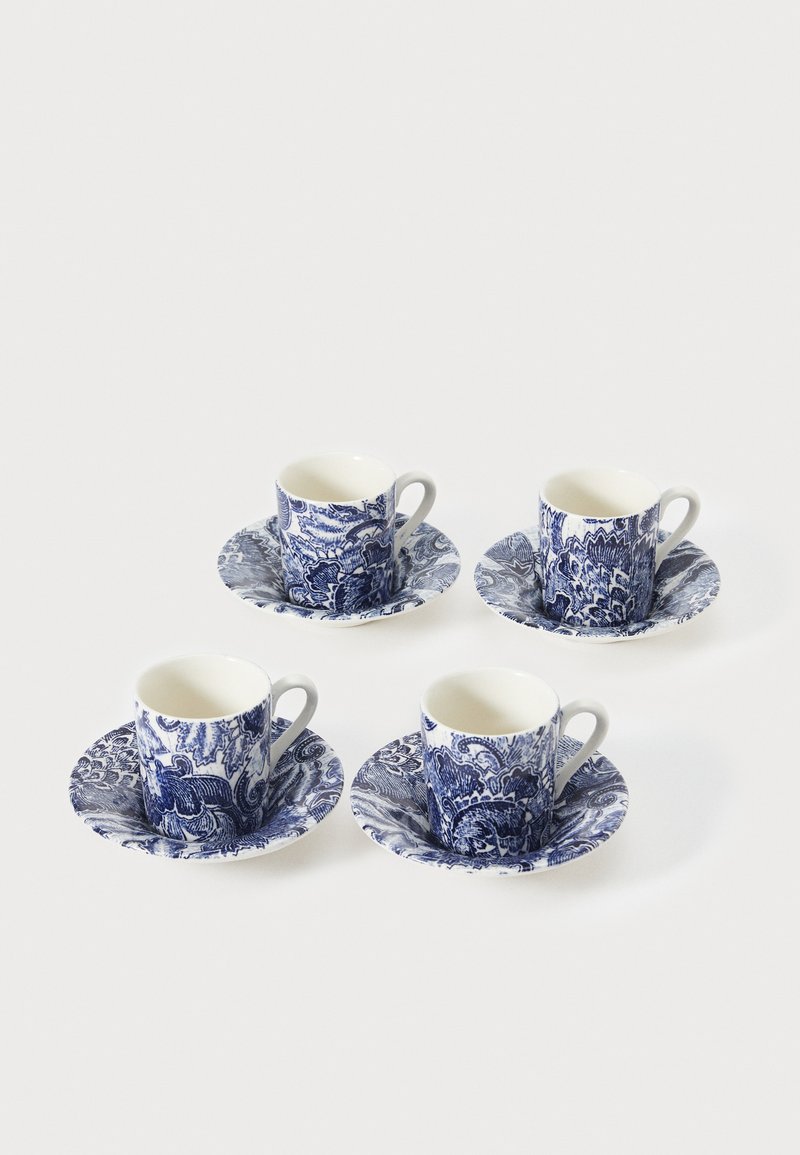 Set di quattro tazze da caffè in porcellana con piattini abbinati. Motivi floreali intricati in blu e bianco. Forma rotonda con manici curvi.